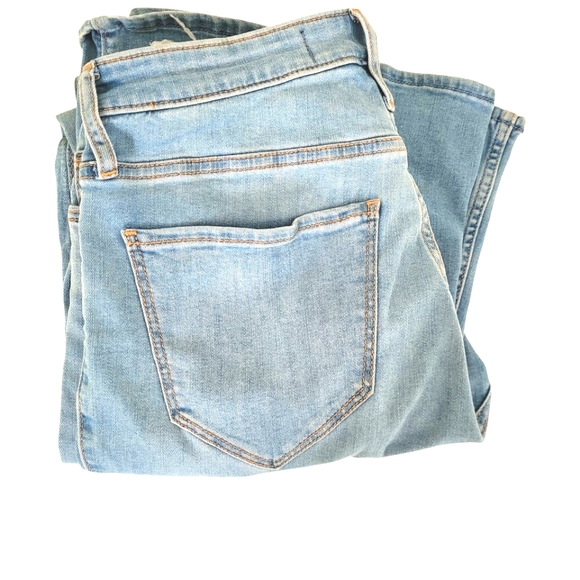 Hollister. High Rise Medium Wash Flare Jeans. Size 9 Long - Picture 4 of 11